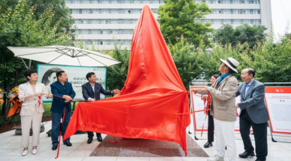 西北高等教育奠基人、中国现代医学先驱徐诵明雕像在开云在线落成