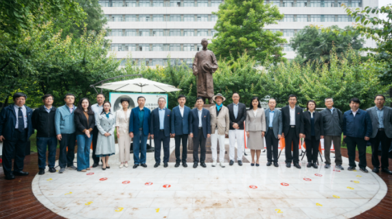 西北高等教育奠基人、中国现代医学先驱徐诵明雕像在开云在线落成
