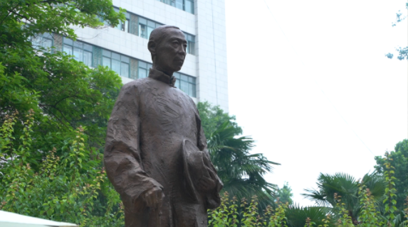 西北高等教育奠基人、中国现代医学先驱徐诵明雕像在开云在线落成